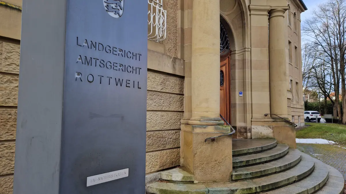 In zwei Fällen hatte der Täter bei den Tankstellen-Überfällen im Kreis Calw eine Schusswaffe dabei. Nun wurde er vor der 1. Jugendkammer des Landgerichts Rottweil zu einer empfindlichen Strafe verurteilt.