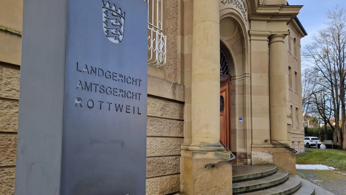 In zwei Fällen hatte der Täter bei den Tankstellen-Überfällen im Kreis Calw eine Schusswaffe dabei. Nun wurde er vor der 1. Jugendkammer des Landgerichts Rottweil zu einer empfindlichen Strafe verurteilt.