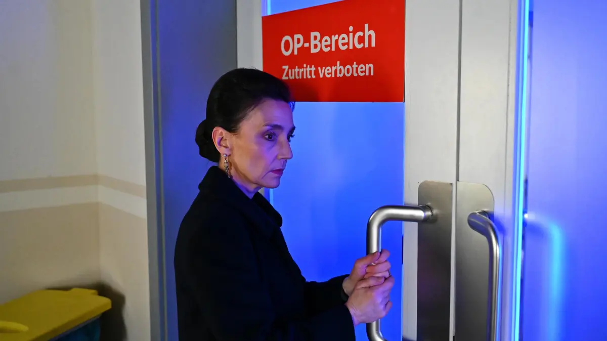 Simone (Tatjana Clasing) will ihre Tochter vor einer Dummheit bewahren.
