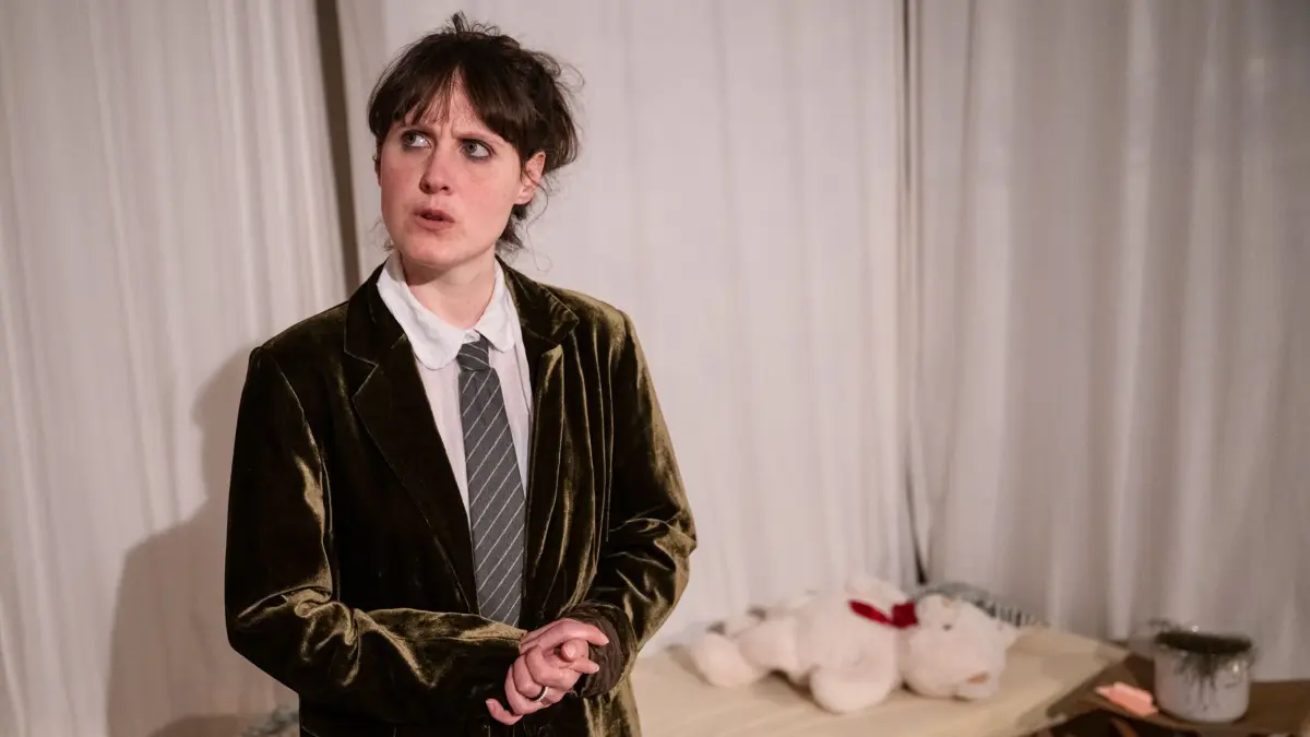 Schauspielerin Noemi Fulli im Masckara Theater bei der Probe ihres Solo-Stücks "Coach Surfing. Das Problem für die Lösung"