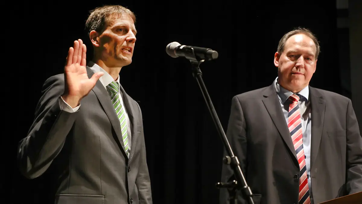 Martin Blessing leistet im März 2018 den Amtseid. Rechts steht Rudolf Berger, der damalige stellvertretende Bürgermeister.