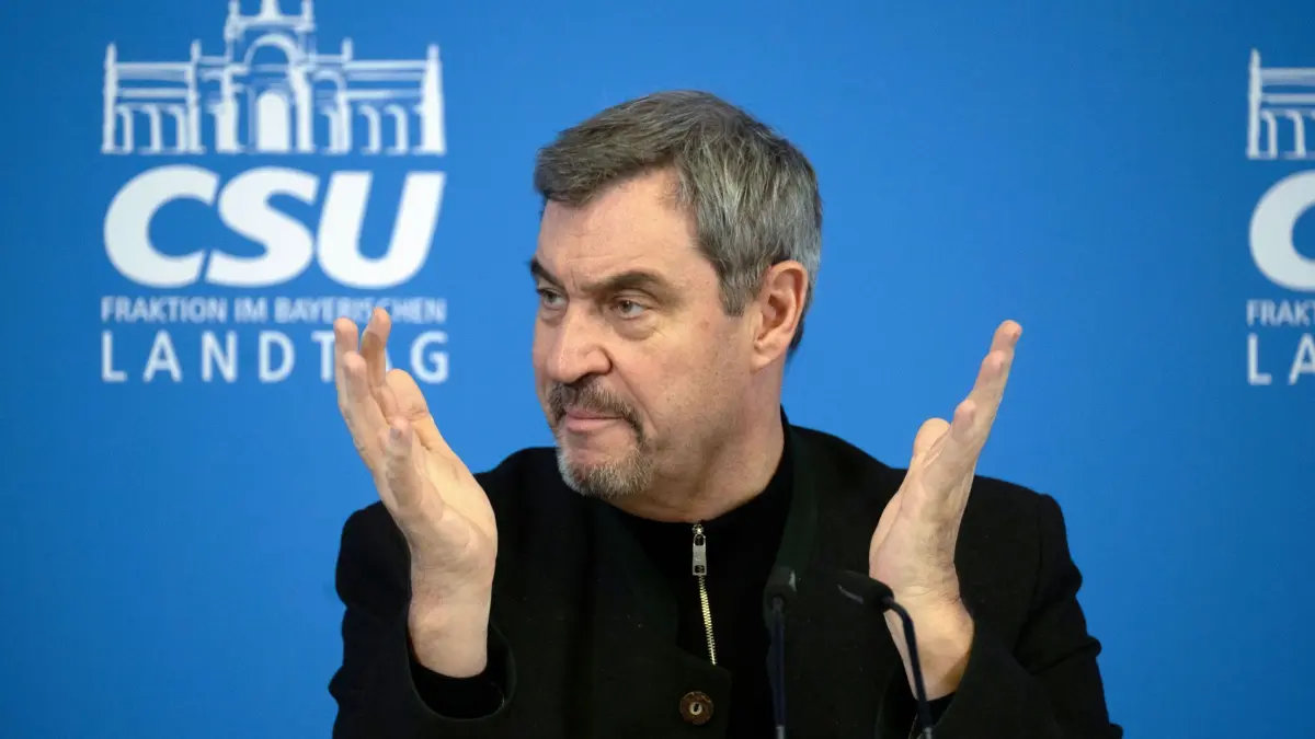 Fortsetzung Winterklausur CSU-Landtagsfraktion: 13.01.2026, Bayern, Kloster Banz: Markus Söder (CSU), Ministerpräsident von Bayern, hebt bei einer Pressekonferenz anlässlich der CSU-Winterklausur in Kloster Banz die Hände. Die Klausur findet vom 12. bis 14. Januar 2026 statt und steht unter dem Motto „Starke Heimat Bayern – gemeinsam mutig voran“. Foto: Pia Bayer/dpa +++ dpa-Bildfunk +++