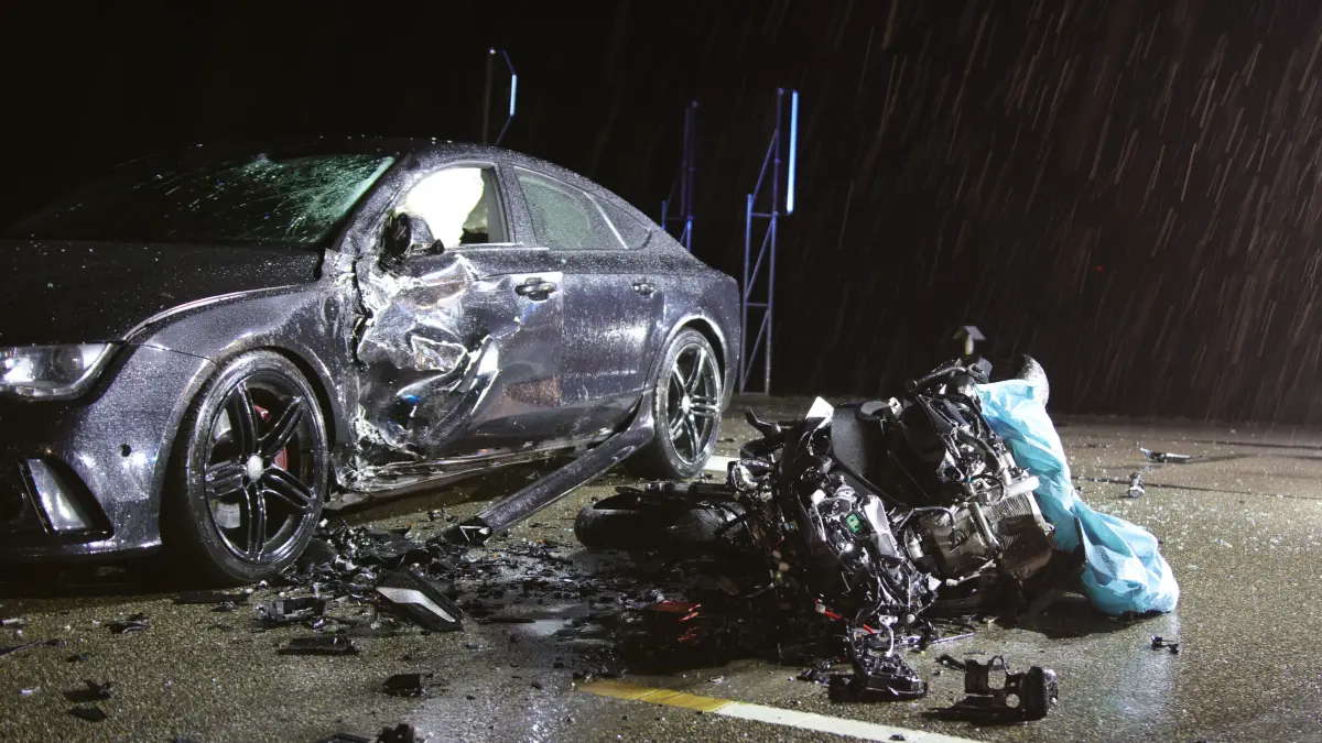 Auf der B25 zwischen Feuchtwangen und Donauwörth ereignete sich am Montag ein schwerer Verkehrsunfall. Auf der Höhe von Schopfloch (Lkr. Ansbach) kollidierten ein Audi und ein Motorrad miteinander. Der Motorradfahrer befand sich auf dem Weg in Richtung Feuchtwangen und wollte einen vorausfahrenden Lastwagen überholen. Beim Spurwechsel auf die Gegenfahrbahn übersah der Fahrer wohl einen entgegenkommenden Audi. Der Fahrer des Autos konnte nicht schnell genug reagieren, folglich kam es zum Zusammenstoß. Beide Fahrer kamen ins Krankenhaus, der Fahrer des Motorrads gilt als lebensgefährlich verletzt. Ein Gutachter wurde an die Unfallstelle gerufen. Foto: NEWS5 / Markus Zahn Weitere Informationen... https://www.news5.de/news/news/read/40308