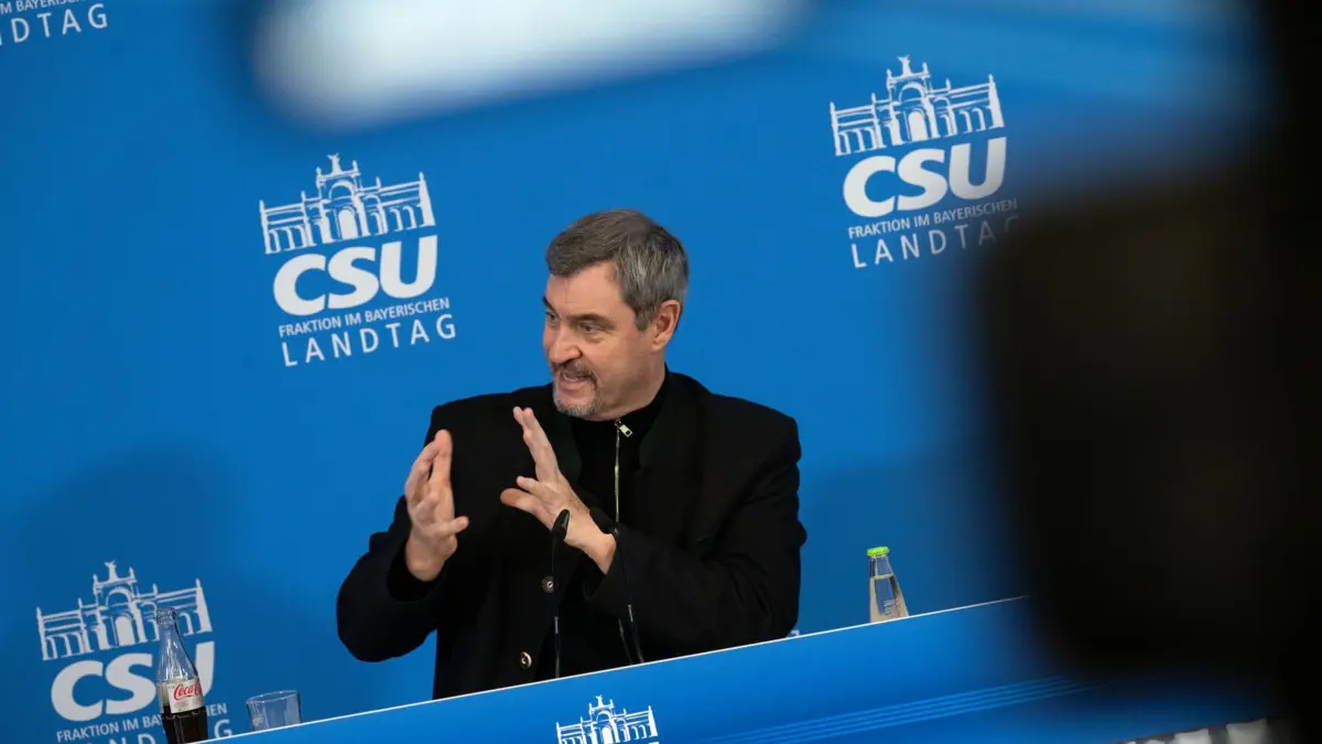Fortsetzung Winterklausur CSU-Landtagsfraktion: 13.01.2026, Bayern, Kloster Banz: Markus Söder (CSU), Ministerpräsident von Bayern, gestikuliert bei einer Pressekonferenz anlässlich der CSU-Winterklausur in Kloster Banz. Die Klausur findet vom 12. bis 14. Januar 2026 statt und steht unter dem Motto „Starke Heimat Bayern – gemeinsam mutig voran“. (zu dpa: «Bayern soll drei Fusionsreaktoren bekommen») Foto: Pia Bayer/dpa +++ dpa-Bildfunk +++