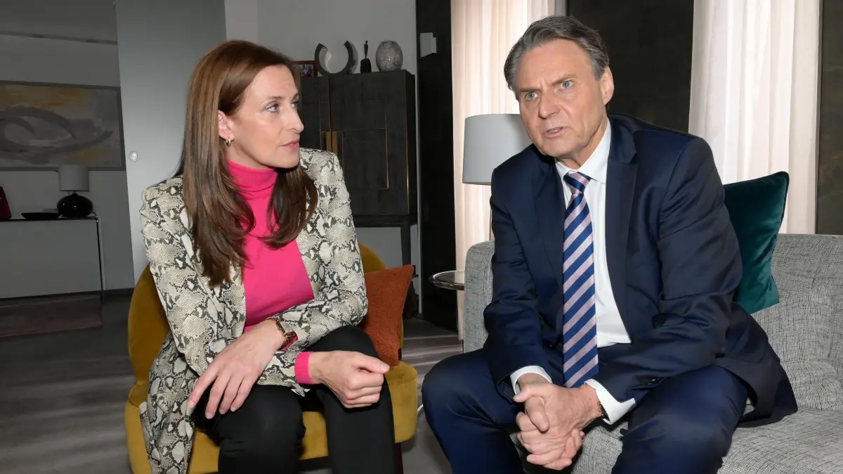 Katrin (Ulrike Frank) ist überrascht, als Gerner (Wolfgang Bahro) ihren Rückzug aus der Bank erbittet. Wird sie zustimmen?