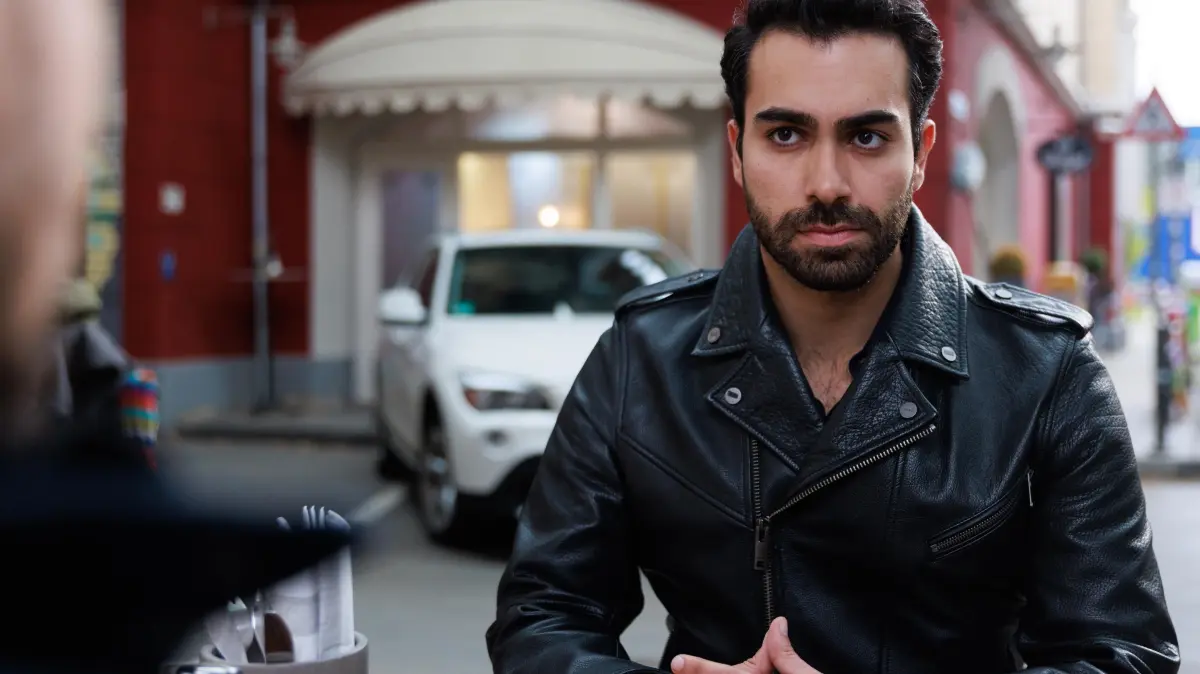 Bambi kündigt Baris (Metehan Demiröz) die Freundschaft.