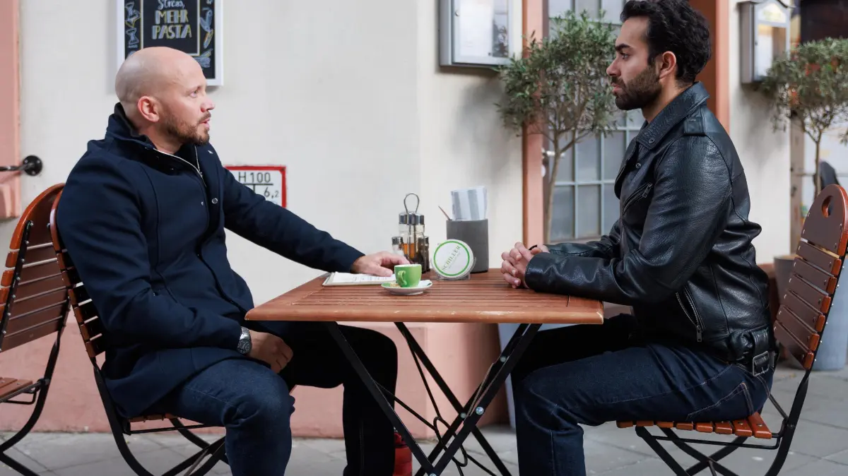 Baris (Metehan Demiröz, r.) fordert überraschend selbst eine Strafe für sein Fehlverhalten ein. Links Daniel Helmstedt (Max Florian Hoppe)