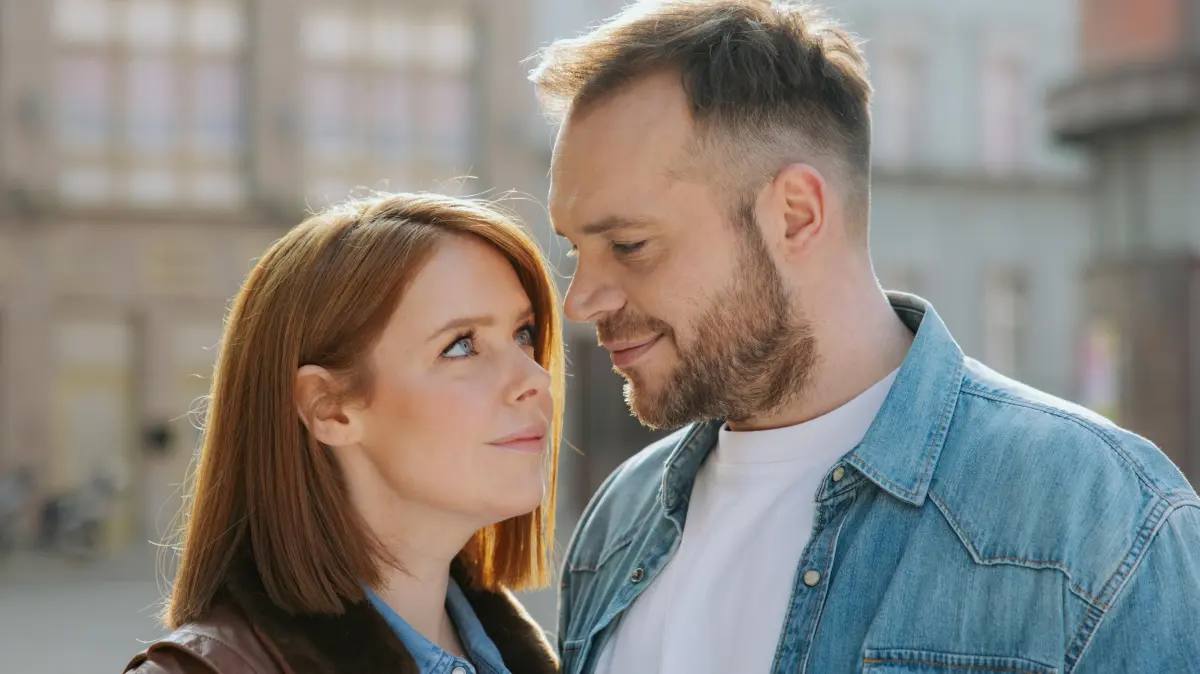 Toni (Olivia Marei) ahnt nicht, dass Erik (Patrick Heinrich) mit einer anderen Frau schläft.