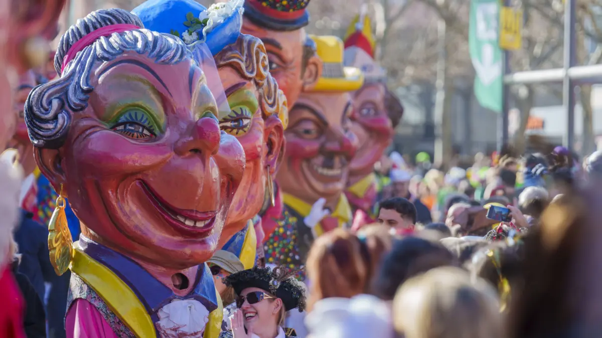 Alle Jahre wieder ziehen die Menschen am Rosenmontag auf den Straßen umher und tragen dabei bunte Kostüme. Hier findet ihr sämtliche Informationen dazu.