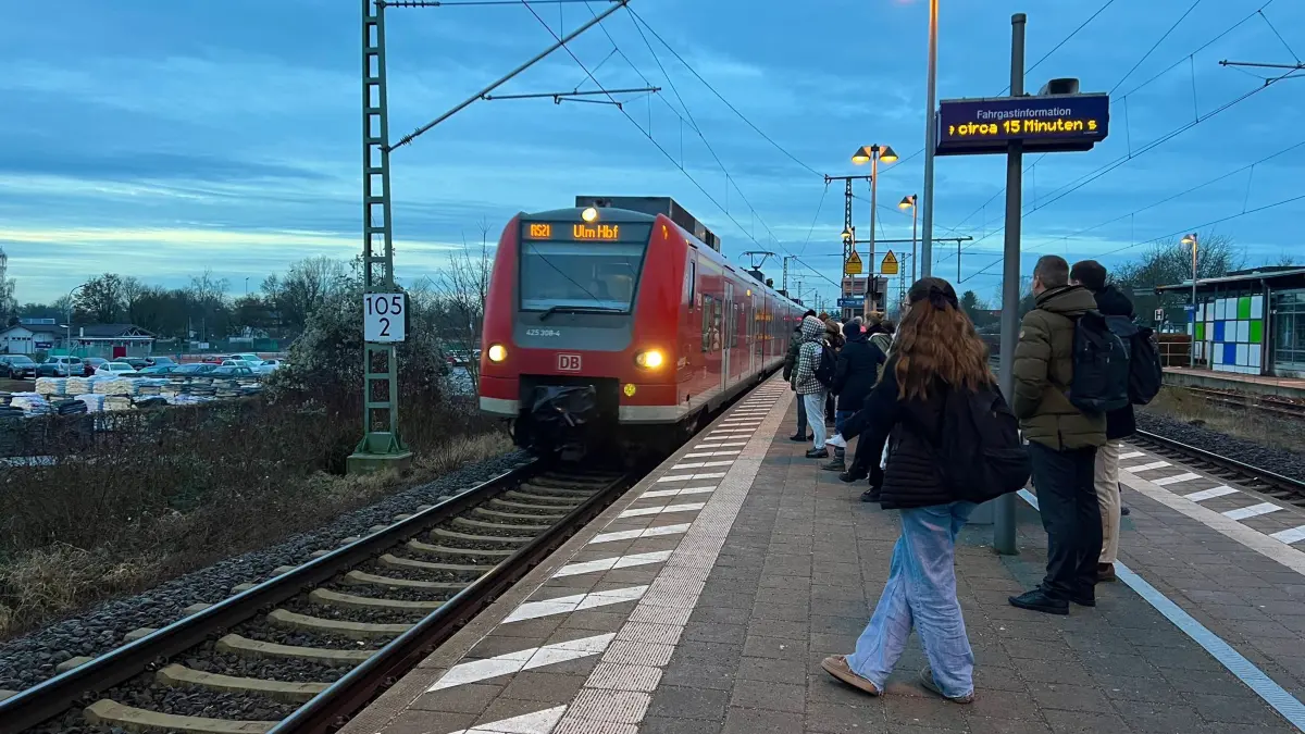Der Zug fährt am Erbacher Bahnhof ein - die Passagiere warten schon auf ihn, sind aber froh, dass er überhaupt fährt.