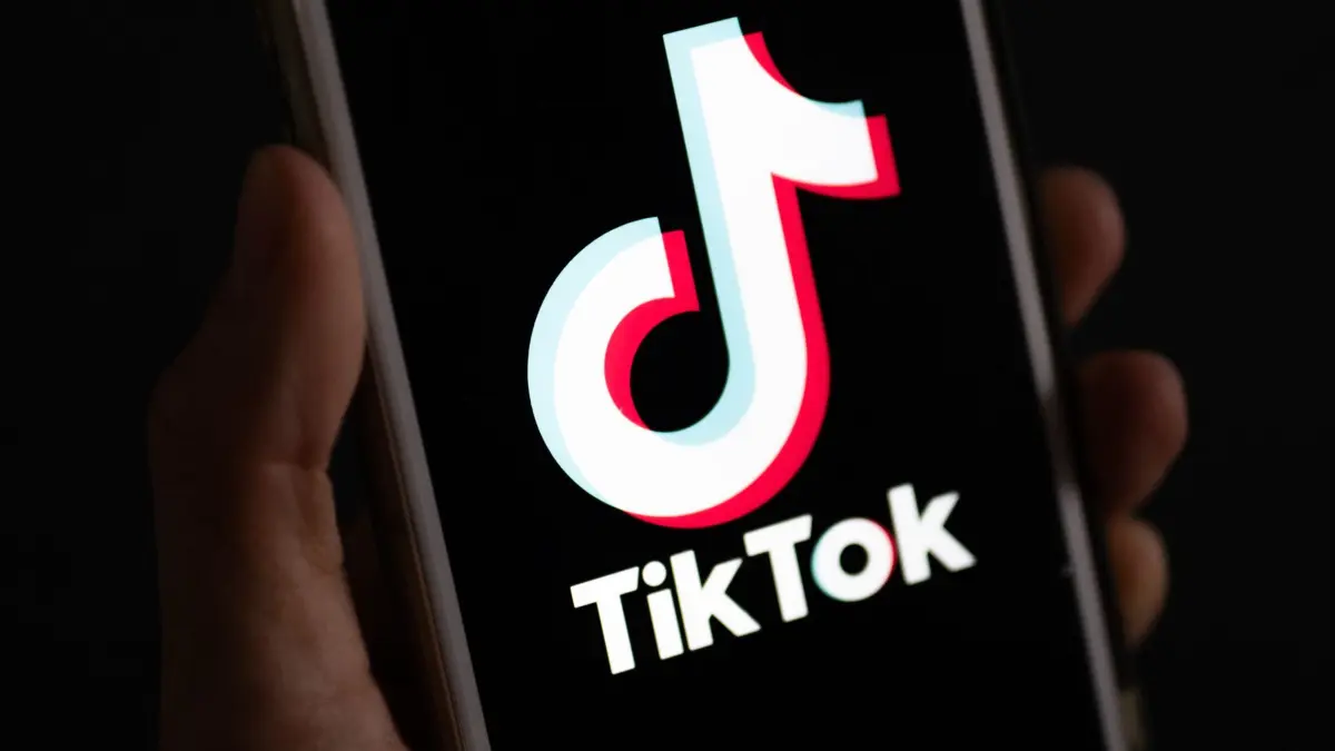 Social-Media-App Tiktok: ARCHIV - 22.09.2023, Berlin: Auf einem Smartphone wird das Logo der Plattform Tiktok angezeigt. (zu dpa: «Kurzvideos für Nachwuchs - Influencerin wirbt für Polizei») Foto: Monika Skolimowska/dpa +++ dpa-Bildfunk +++