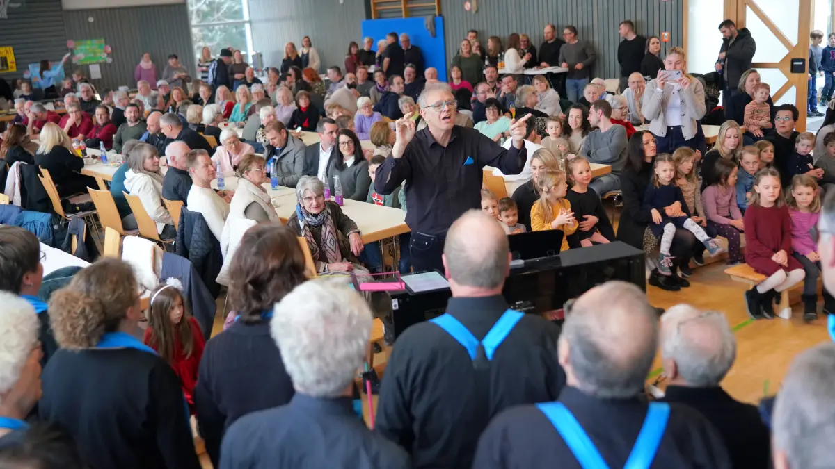 Volles Dorfgemeinschaftshaus beim Neujahrsempfang in Uttenhofen. Mit dem Musikverein Westheim und dem Chorprojekt Rosengarten (im Bild Chorleiter Alexander Hofmann) gestalteten gleich zwei wichtige Musikvereine den künstlerischen Teil des Nachmittags.
