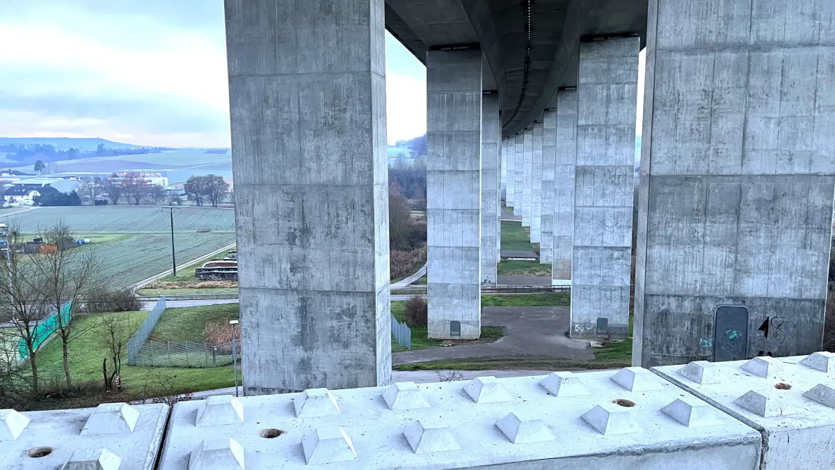 Die Mühlbachtal-Autobahnbrücke auf der A81 zwischen Empfingen und Sulz bekommt im Frühjahr neue Lager. Die Schotterflächen für die Arbeiten sind bereits angelegt.
