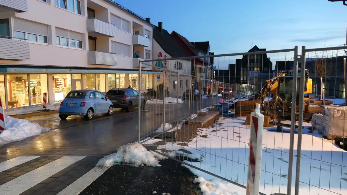 Mittlerweile ist die Hauptstraße wieder freigegeben. Die Baustelle an der Stadthalle bleibt aber vorerst noch. Über eine Entschädigung für die ansässigen Händler wurde diskutiert.