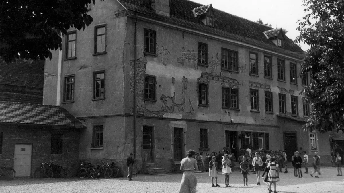 Im Herbst 1945 konnten die Schulen wieder geöffnet werden, hier die Ankerschule in Ehingen (an der Stelle heute das Einkaufszentrum Kaufland)