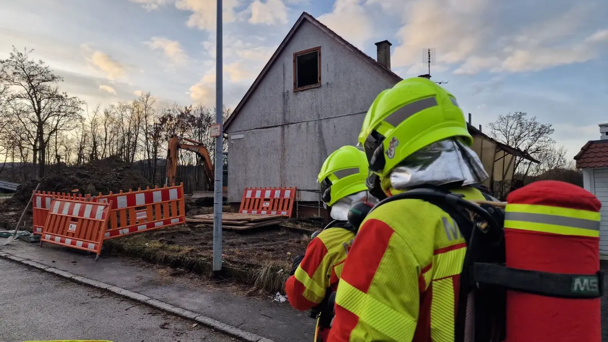 Beim Eintreffen der Feuerwehr konnten sie einen deutlichen Gasgeruch wahrnehmen.