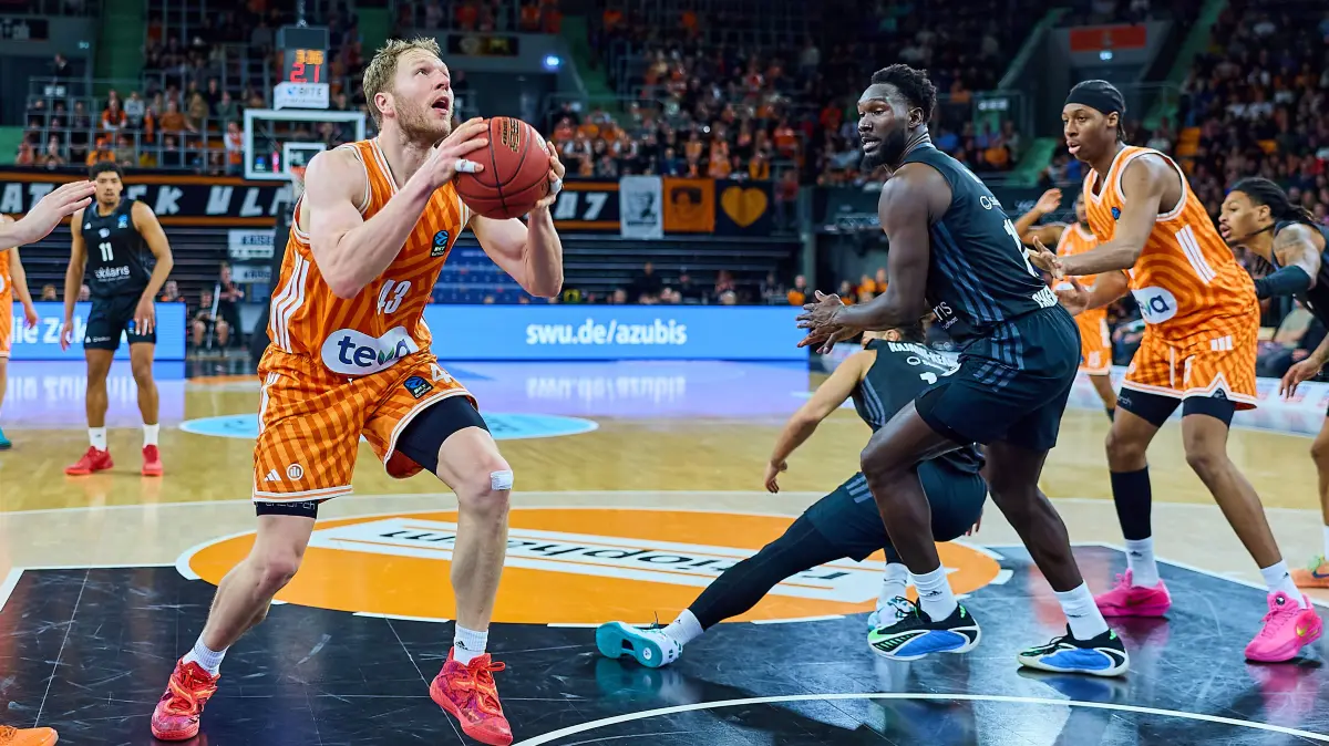 GER, ratiopharm ulm vs. NINERS Chemnitz, Basketball, 14. Spieltag, BKT EuroCup, Spielzeit 2025/2026, 14.01.2025 : Christian Sengfelder (ratiopharm ulm, #43) kommt frei zum Wurf
GER, ratiopharm ulm vs. NINERS Chemnitz, Basketball, 14. Spieltag, BKT EuroCup, Spielzeit 2025/2026, 14.01.2025
Foto: Eibner-Pressefoto/Gerald Oelze-de Stoppany