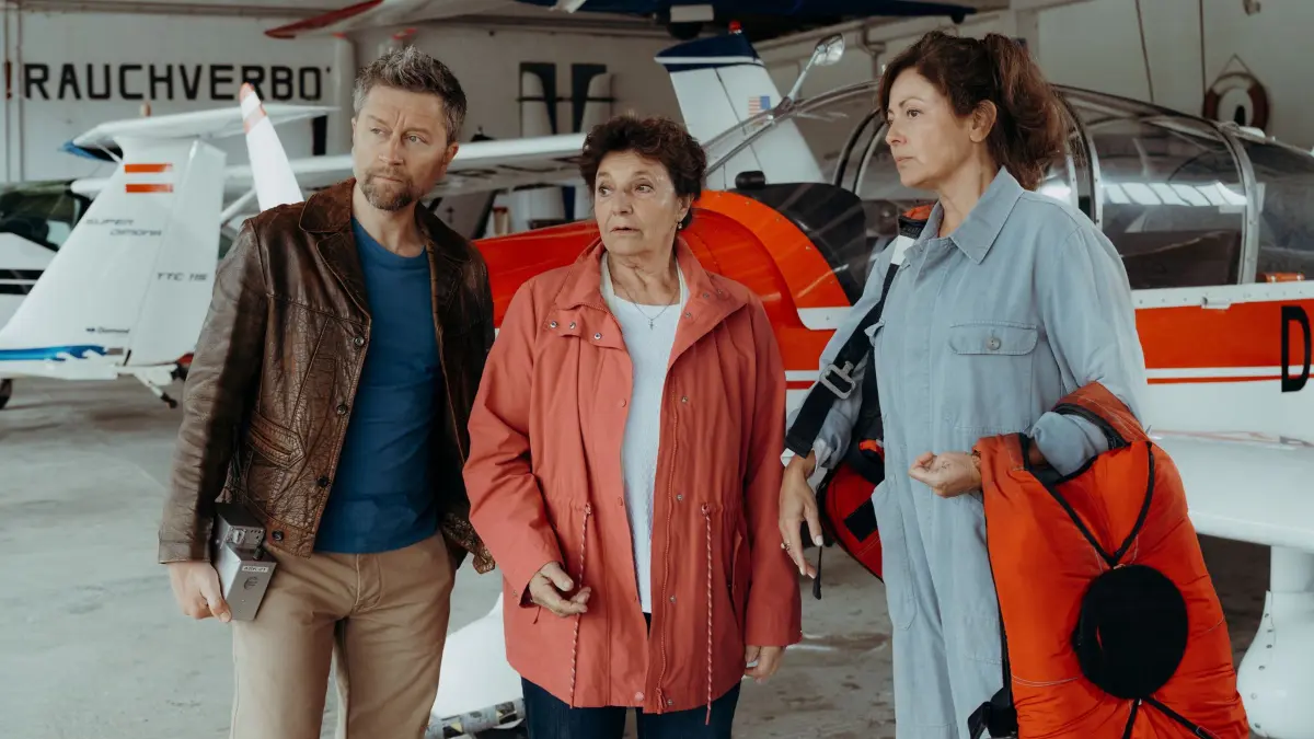 Lisbeth Gruber (Monika Baumgartner, M.) fliegt in der neuen „Bergdoktor“-Folge erstmals mit einem Segelflugzeug.
