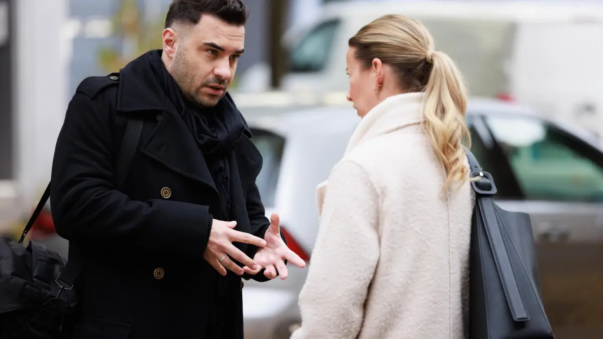 Easy (Lars Steinhöfel) bittet die überraschte Ute (Isabell Hertel), Benedikt von seinem Vorhaben abzuhalten.