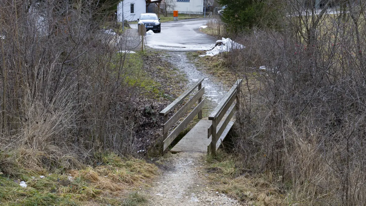 Auendorf, Fußgängerbrücke über den Wettenbach an der Moosäckerstraße