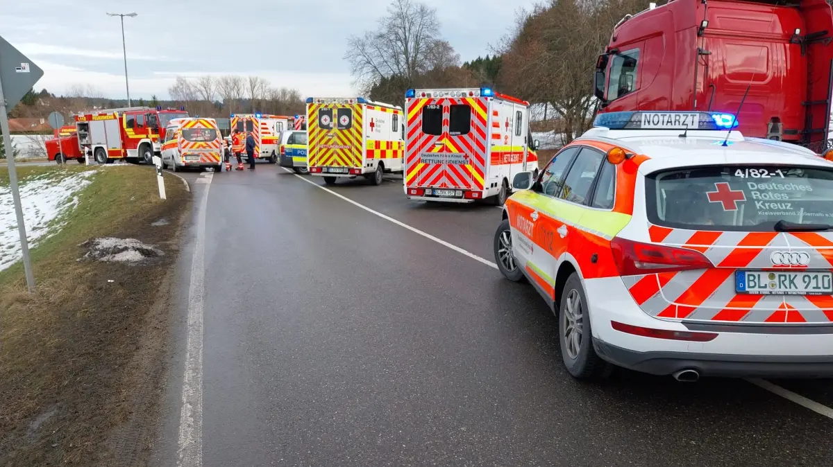 Überall Blaulicht und Sirenen: In Bitz ist es zu einem schweren Verkehrsunfall gekommen.