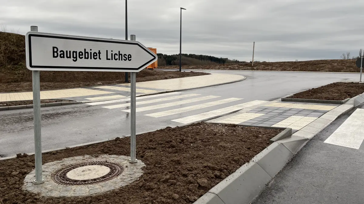 Der neue Kreisverkehr in der Bühlertanner Mühlstraße führt in das Wohngebiet Lichse. Insgesamt 151 Bauflächen gibt es dort.