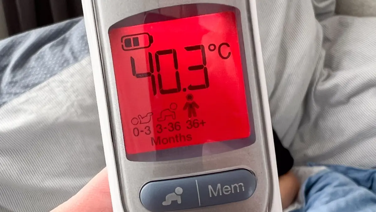 Grippewelle: 11.01.2026, Niedersachsen, Hannover: Ein Fieberthermometer zeigt eine Körpertemperatur von 40,3 Grad nach dem Messung bei einem mit Influenza infizierten sechsjährigen Kind an. (zu dpa: «Grippewelle in Niedersachsen – Impfung ist noch sinnvoll») Foto: Julian Stratenschulte/dpa +++ dpa-Bildfunk +++