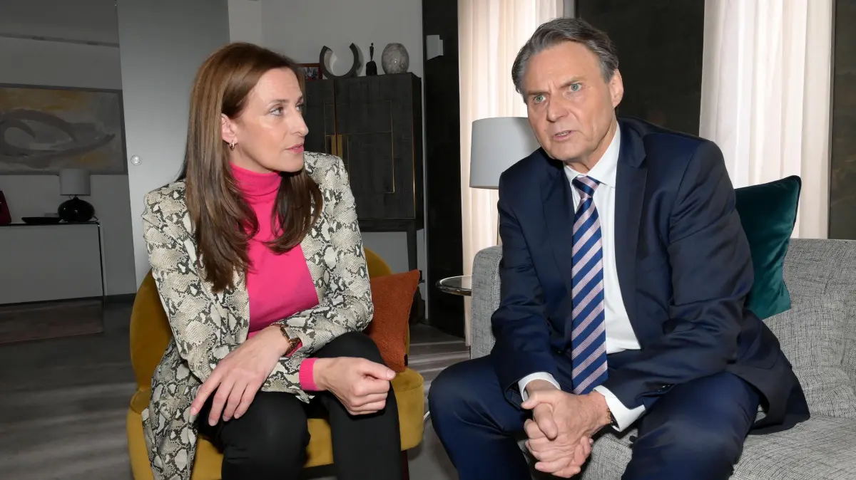 Katrin (Ulrike Frank) ist erstaunt, was Jo Gerner (Wolfgang Bahro) von ihr verlangt.