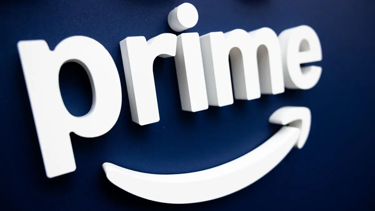 Das Logo des Videostreamingportals Prime Video des US-amerikanischen Onlineversandhandels Amazon ist bei einem Fototermin zur Programmpräsentation «Amazon Prime Video presents Deutschland 2025» zu sehen. (zu dpa: «Quotenforscher dürfen erstmals einen Streaming-Riesen messen») +++ dpa-Bildfunk +++