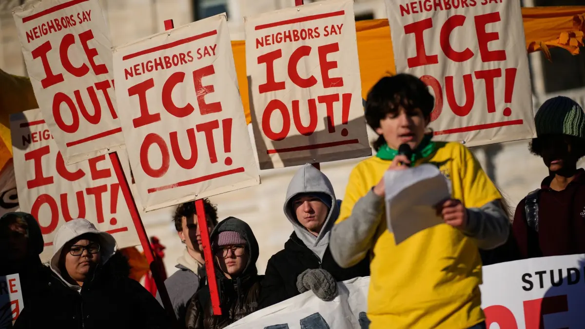US-Einwanderungsbehörde ICE - Minneapolis: 14.01.2026, USA, Minneapolis: Demonstranten versammeln sich vor dem Minnesota State Capitol als Reaktion auf den Tod von Renee Good, die letzte Woche von einem ICE-Beamten tödlich verletzt wurde. Foto: John Locher/AP/dpa +++ dpa-Bildfunk +++