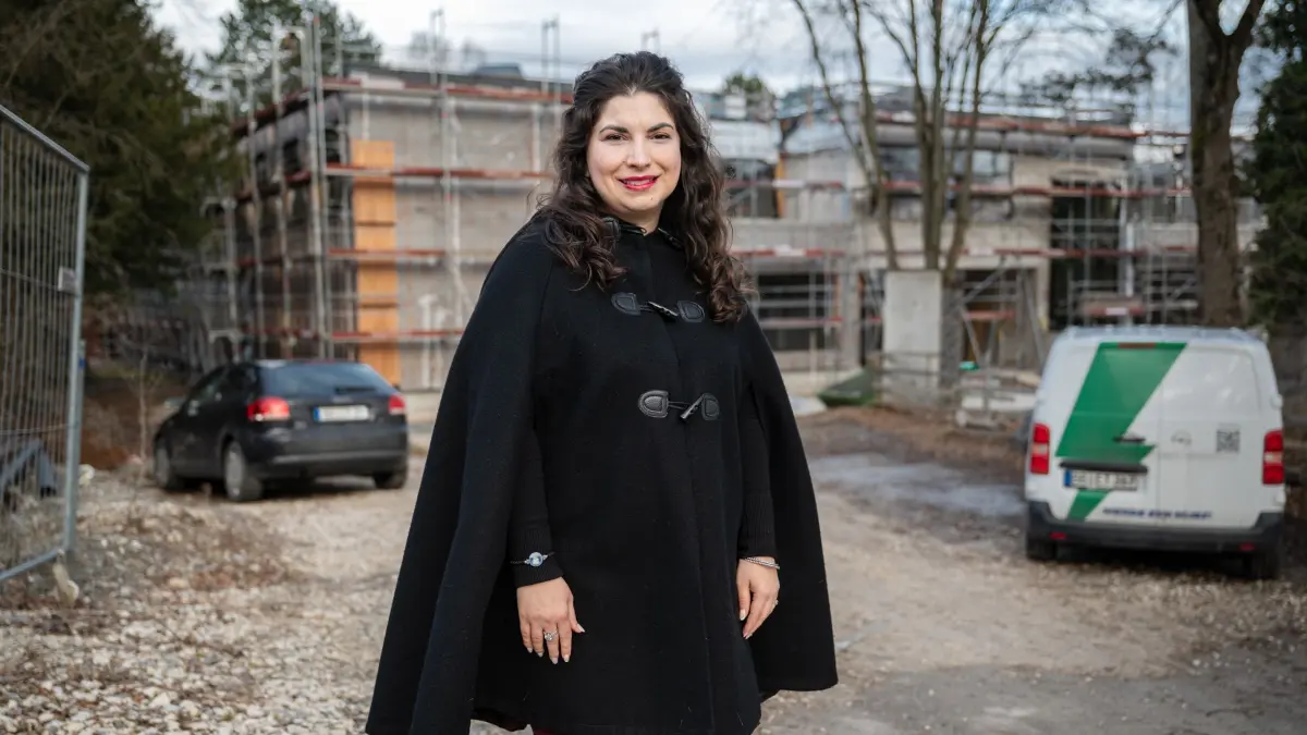 Irene Schuster, FDP-Kandidatin für die Landtagswahl 2026 in Baden-Württemberg, hier vor dem Bildungshaus Winkelwiese, das zurzeit noch gebaut wird.