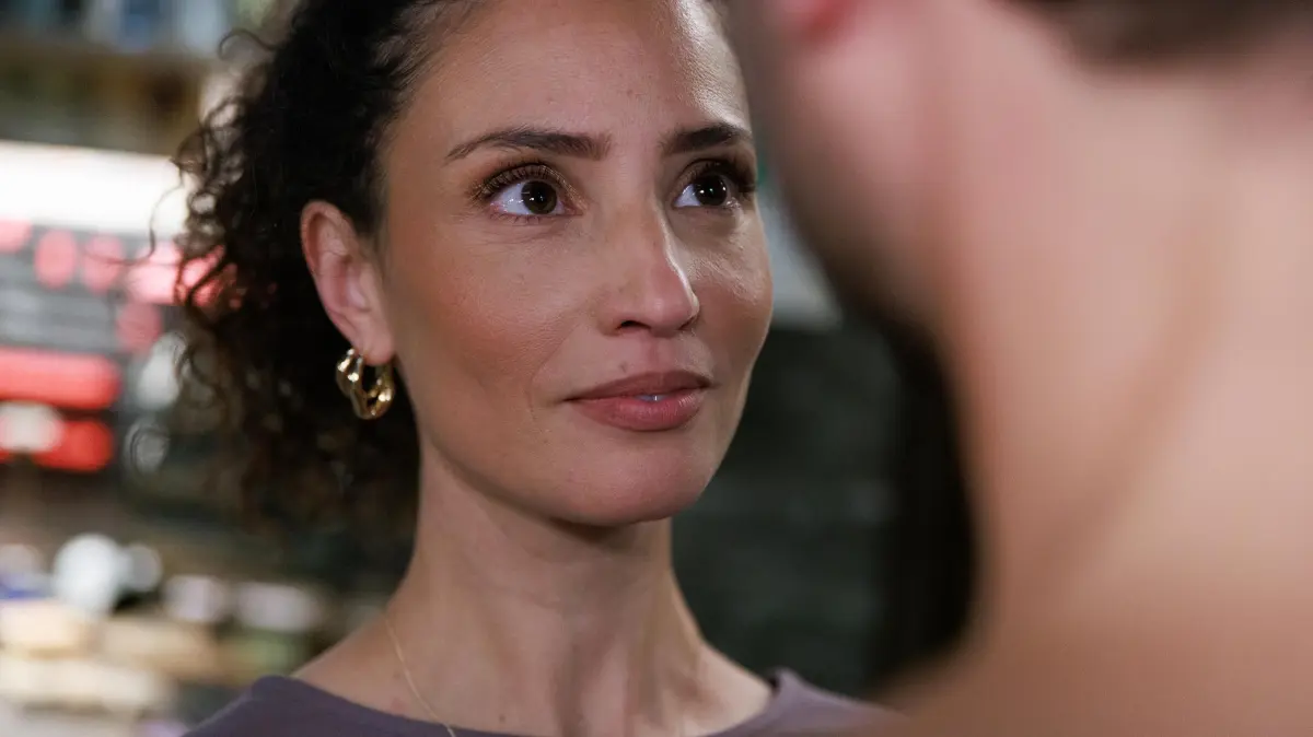 Naomi (Nadine Menz) und Paco (Milos Vukovic) kommen sich in einem Trostmoment unerwartet nah.