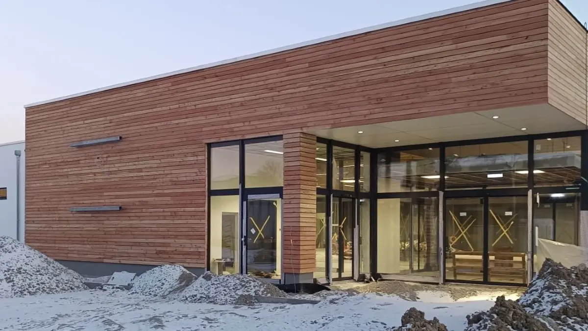 Holzfassade, verglaster Eingang: In Ludwigsfeld ist ein moderner Discounter entstanden.