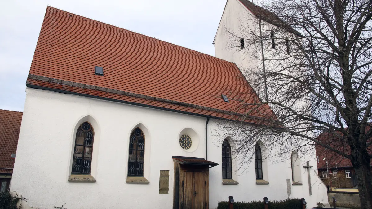 Finanzprobleme in der Gesamtkirchengemeinde Stubersheimer Alb - die Johanneskirche in Stubersheim und die Risse in deren Wand, die heftige Statikprobleme der Kirche anzeigen. Davor Hansjörg Frank (Vorsitzender des Gesamtkirchengemeinderats Stubersheimer Alb) und Janina Meyer (Assistentin der Gemeindeleitung).