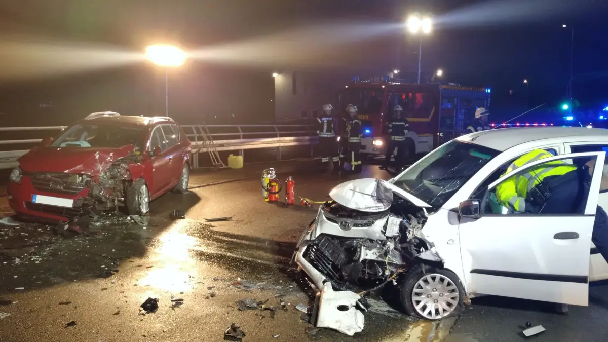 Totalschaden waren die beiden Autos, die in der Dienstagnacht beim Salzbergwerk in Stetten fast frontal aufeinanderknallten.