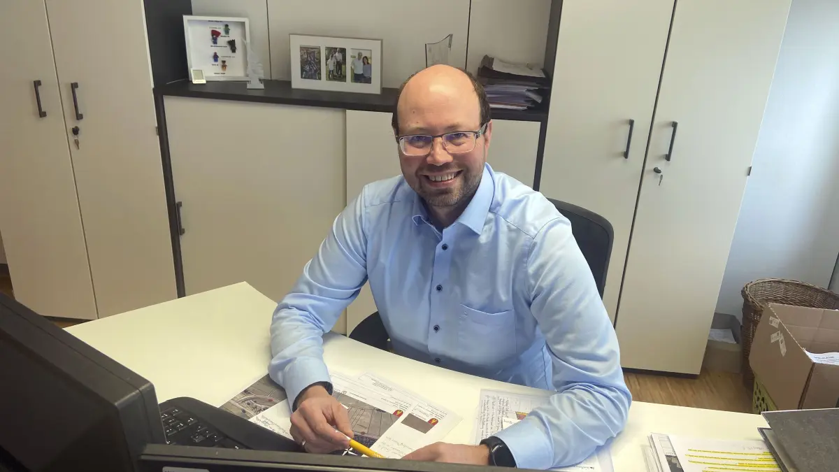 Böhmenkirch - Auch wenn ihn derzeit gleich mehrere bürokratische Hürden plagen, kann Bürgermeister Matthias Nägele immer noch lächeln.