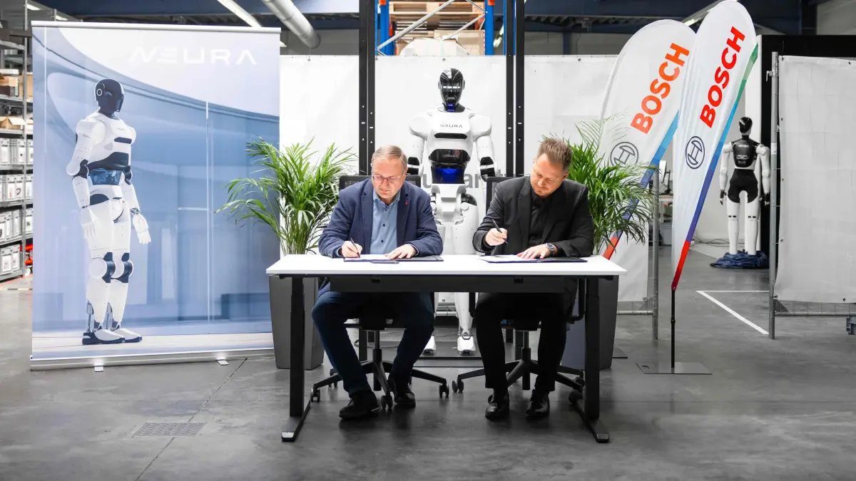 Peter Svejkovsky (links) und David Reger unterzeichnen die Partnerschaftsvereinbarung.