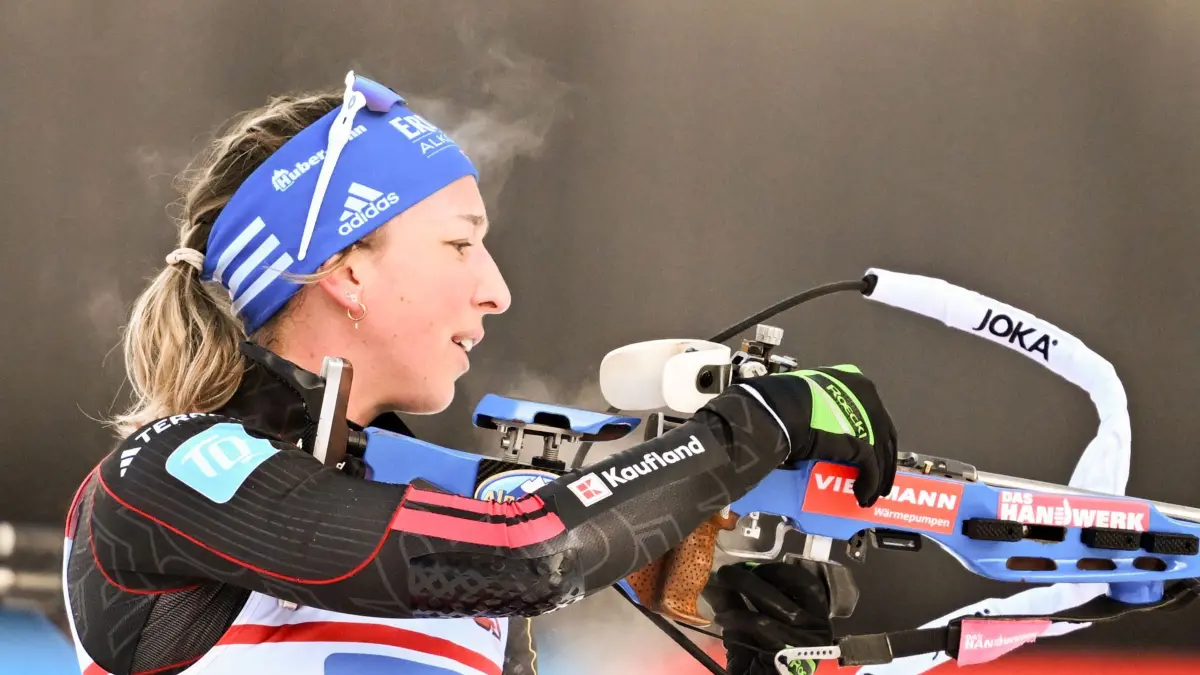 Biathlon: Weltcup: 14.01.2026, Bayern, Ruhpolding: Biathlon: Weltcup, Staffel 4 x 6 km, Damen. Franziska Preuß aus Deutschland lädt nach beim stehend Schießen. Foto: Sven Hoppe/dpa +++ dpa-Bildfunk +++