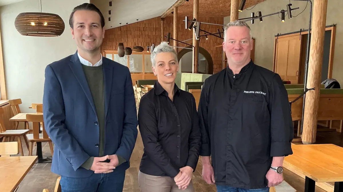Oberbürgermeister Adrian Sonder (links) mit Alexandra Andres und Philippe Frickert in der Gaststätte auf dem Kienberg, die bis dato als „Café Friedrichs“ firmierte.