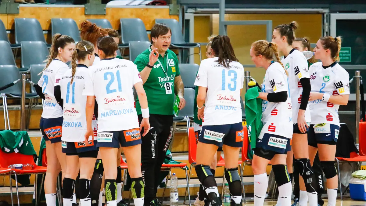 Aleksandar Knezevic (FA Göppingen, Trainer) während der Ansprache in der Auszeit im Spiel Bayer 04 Leverkusen gegen. Frisch Auf Göppingen, Frauenhandball, 1. Bundesliga. Foto: EIBNER/Julian Meusel