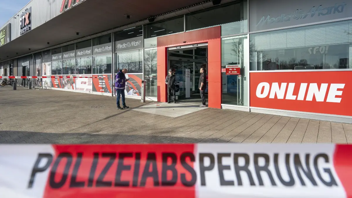 Ulm Polizeieinsatz Blaubeurer Straße Mediamarkt Schusswaffengebrauch Messer