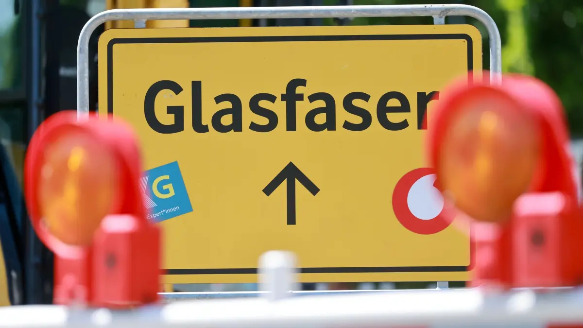 Glasfaserausbau: ARCHIV - 19.06.2025, Thüringen, Erfurt: Ein Schild mit der Aufschrift "Glasfaser" steht beim Baustart für den Glasfaserausbau durch Vodafone an einer Baustelle. (zu dpa: «Glasfaser für Zehntausende Haushalte in Sicht») Foto: Michael Reichel/dpa +++ dpa-Bildfunk +++