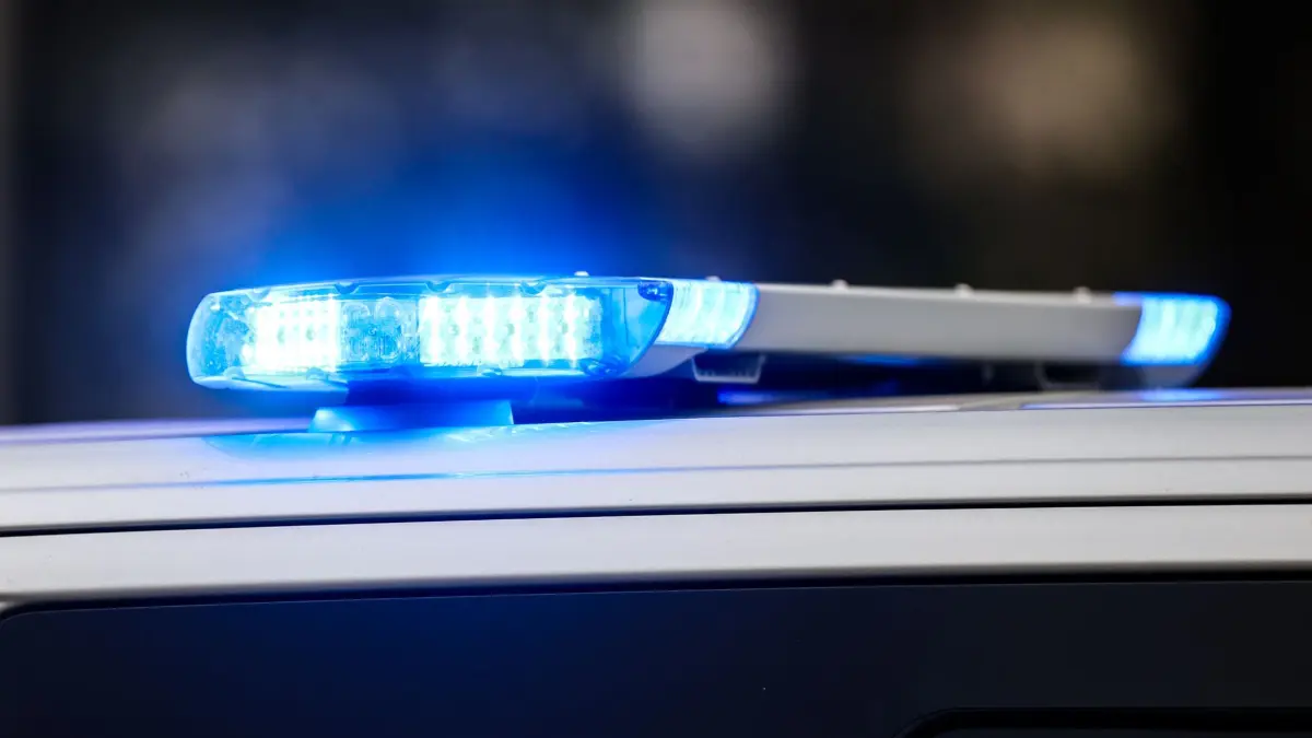Polizeieinsatz: ARCHIV - 22.08.2025, Nordrhein-Westfalen, Menden: Ein Blaulicht leuchtet auf einem Polizeiauto. (zu dpa: «Von Tram erfasst: Fußgänger schwer am Kopf verletzt») Foto: Christoph Reichwein/dpa +++ dpa-Bildfunk +++