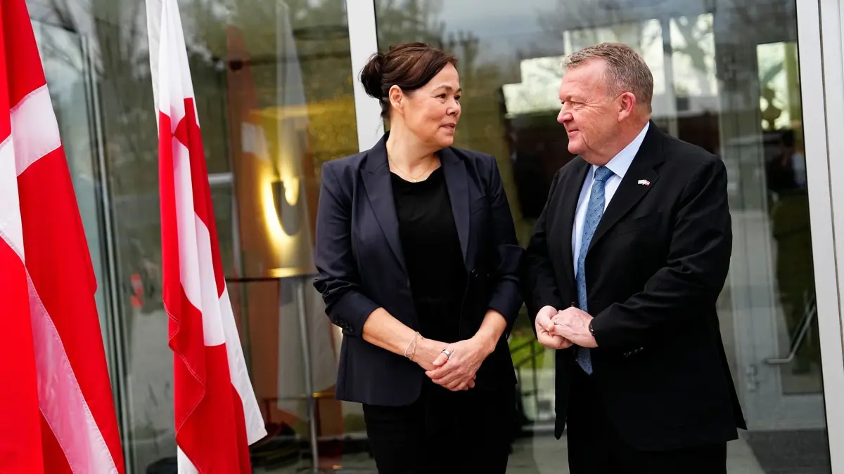 Außenminister von Grönland und Dänemark in Washington: 14.01.2026, Dänemark, Washington: Dänemarks Außenminister Lars Loekke Rasmussen (r) und Grönlands Außenministerin Vivian Motzfeldt bereiten sich in der dänischen Botschaft auf das Treffen mit dem US-Vizepräsidenten Vance und US-Außenminister Rubio vor. Foto: Mads Claus Rasmussen/Ritzau Scanpix Foto/AP/dpa +++ dpa-Bildfunk +++
