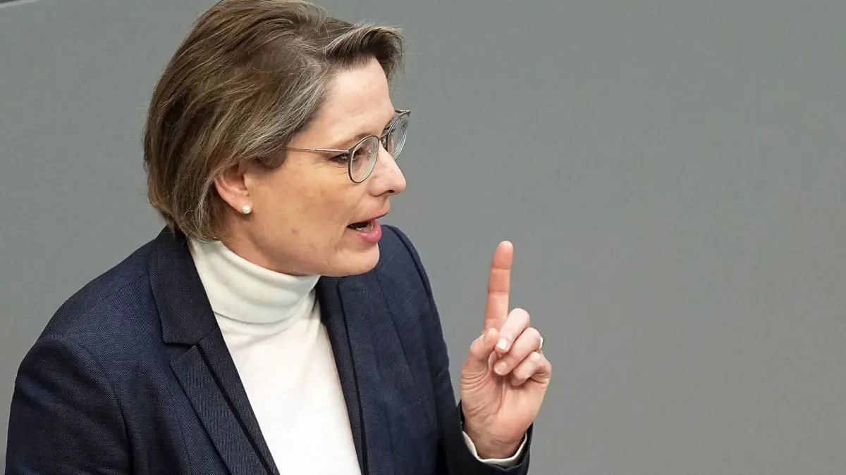 Stefanie Hubig: ARCHIV - 27.11.2025, Berlin: Bundesjustizministerin Stefanie Hubig spricht während einer Bundestagsdebatte. (zu dpa: «Hubig will strengere Regeln gegen KI-generierte Sex-Bilder») Foto: Michael Kappeler/dpa +++ dpa-Bildfunk +++