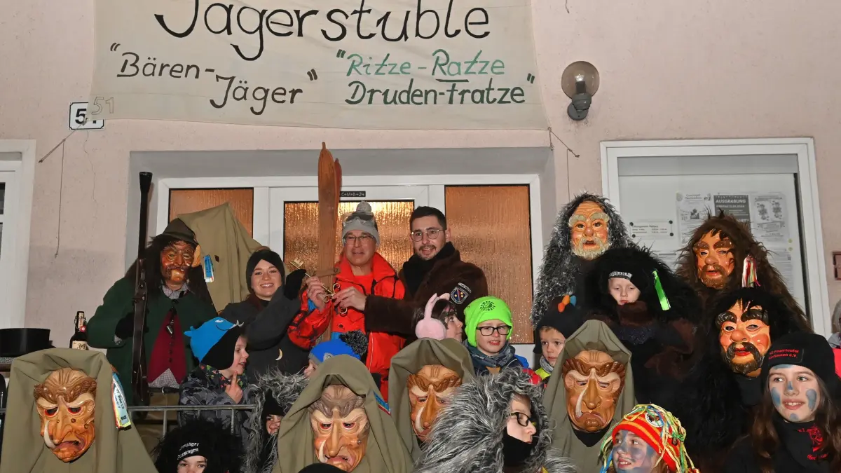 (ohne Überschrift): Bärenjäger und Druden haben Schultes Oli Klumpp aus dem Rathaus verbannt. Der Schultes gönnt sich bis Aschermittwoch einen Skiurlaub.