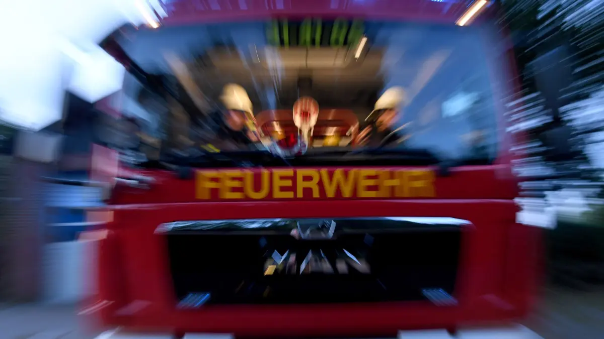 Feuerwehr: ARCHIV - 17.07.2019, Schleswig-Holstein, Aukrug-Homfeld: Einsatzkräfte der Feuerwehr sitzen in ihrem Fahrzeug. (zu dpa: «Stall brennt in Kreis Dithmarschen - Löscharbeiten dauern an») Foto: Carsten Rehder/dpa +++ dpa-Bildfunk +++
