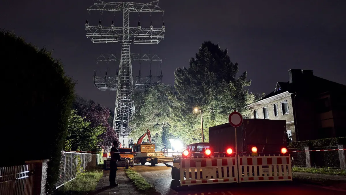 Früherer Stromausfall im Berlin: ARCHIV - 09.09.2025, Berlin: Früherer Stromausfall in Berlin - Reparatur eines beschädigten Strommastes. (zu dpa: «Land richtet Fachstelle gegen Linksextremismus ein») Foto: Michael Ukas/dpa +++ dpa-Bildfunk +++