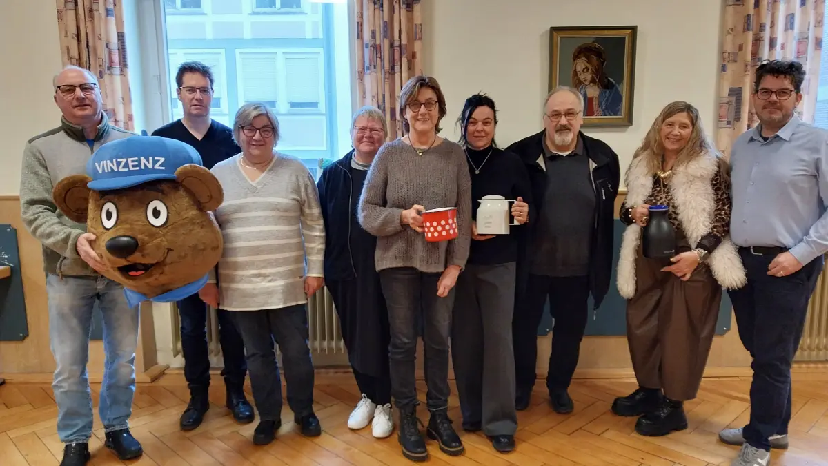 Laden ein zur vierten Auflage der Vesperkirche (von links): Michael Weimer mit dem Vinz-Maskottchen, Achim Wicker, Doris Burgmann, Ilze Druvina, Petra Graf, Elvira de Valentino, Uwe Stier, Patricia Seibert-Glöck und Micha Haasis.