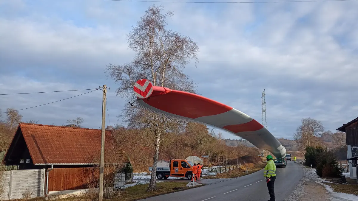 Am Mittwochmorgen wurde das erste von 15 Rotorblättern durch die Lautertalgemeinde transportiert.